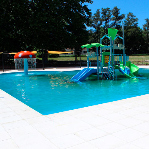 Pileta de niños con parque acuatico